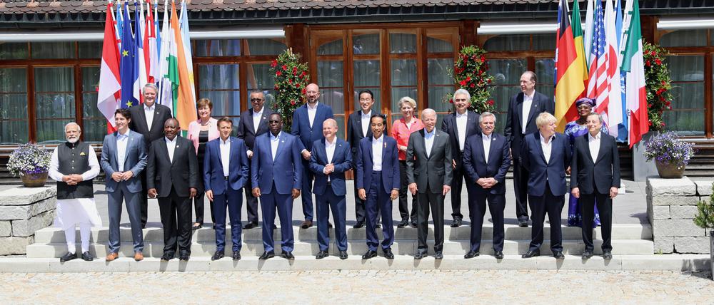 Gruppenfoto der G7-Mitgliedern mit ihren Gästen aus Indien, Indonesien, Südafrika, Senegal und Argentinien.