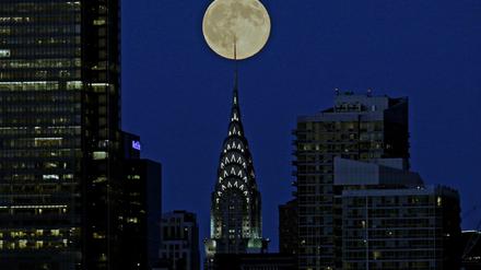 Chrysler Building in New York City im Mondschein