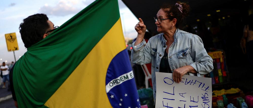 Unterstützerin des ehemaligen Präsidenten Luiz Inacio Lula da Silva in der Konfrontation mit einem Unterstützer des Machtinhabers Jair Bolsonaro.