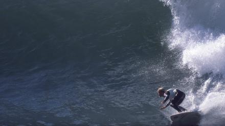 Stehenbleiben lernen. Ein Surfer 1980 am Huntington Beach in Kalifornien.