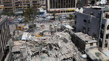 Nur noch Trümmer: Aufräumarbeiten an den Resten von Irans Konsulat in Damaskus.