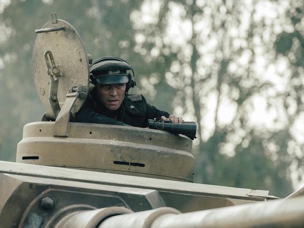 Szene aus der Prime-Video-Produktion „Der Tiger“ mit Hauptdarsteller David Schütter als Panzerfahrer.