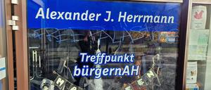 Das beschmierte Wahlkreisbüro des CDU-Abgeordneten Alexander J. Herrmann