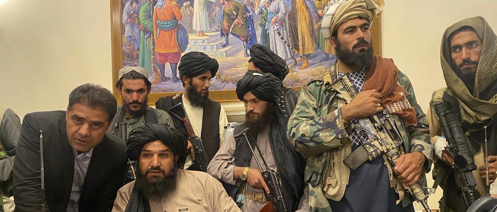 Taliban-Kämpfer sitzen in einem Raum des Präsidentenpalastes in Kabul. 