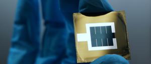 So sieht ein ehemaliger Weltmeister aus: Die Tandem-Solarzelle aus der Gruppe um Steve Albrecht vom Helmholtz-Zentrum Berlin erreichte mit dieser Solarzelle Ende 2022 einen Fotovoltaik-Weltrekord.