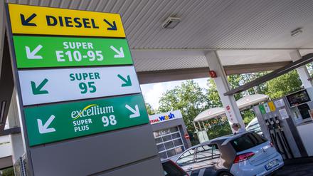 Kraftstoffangebot an einer Tankstelle. Um die Beimischung von Biosprit gibt es Streit in der Bundesregierung.