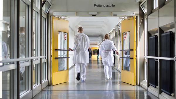 Bund, Länder und Gesundheitsverbände beraten über eine Krankenhausreform.