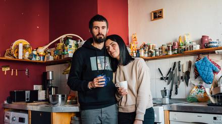 Tatiana, 28, und Sergey, 32, nutzen Couchsurfing, um älteren Geflüchteten keinen Schlafplatz wegzunehmen.