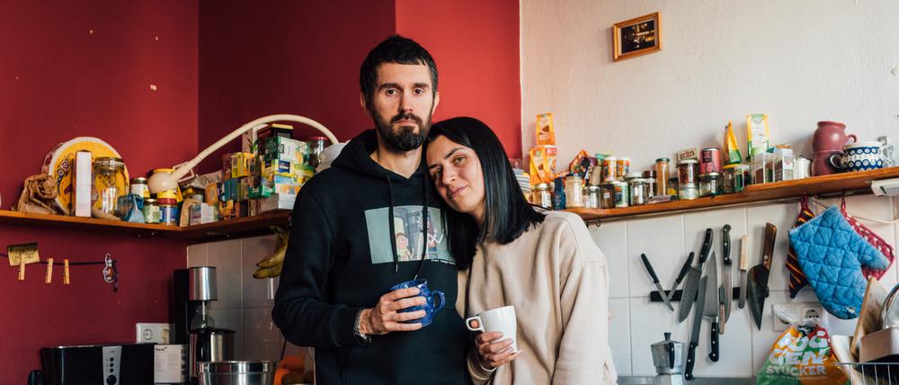 Tatiana, 28, und Sergey, 32, nutzen Couchsurfing, um älteren Geflüchteten keinen Schlafplatz wegzunehmen.