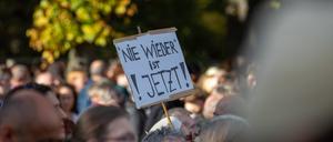 Plakat bei einer Kundgebung für Israel am Brandenburger Tor in Berlin.