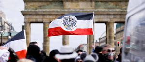 Teilnehmer an einer Demonstration von Rechtsextremisten und Reichsbürgern vor dem Brandenburger Tor in Berlin.
