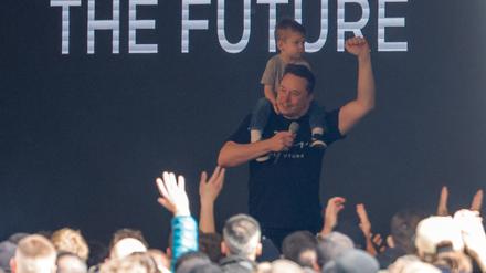 Tesla-Chef Elon Musk sprach in der Fabrik in Grünheide zur Belegschaft – mit seinem Sohn auf den Schultern. 