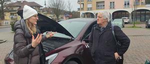 Werner Klink, ein 72-jähriger früherer Geologe aus Storkow, gehört zu den Tesla-Kritikern. Er diskutierte bei der „Roadshow“ mit einer Tesla-Mitarbeiterin.