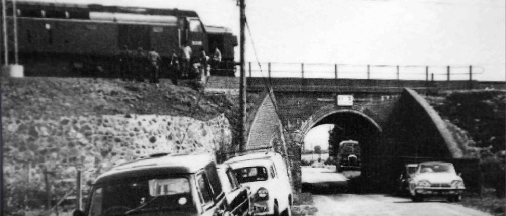 Oben der überfallene Zug, unten die Fluchtautos. Diese Eisenbahnbrücke schrieb britische Kriminalgeschichte.