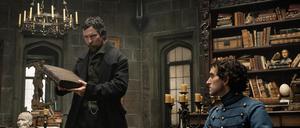 Christian Bale (links) spielt den Detektiv Augustus Landor, Harry Melling den Schriftsteller Edgar Allan Poe.