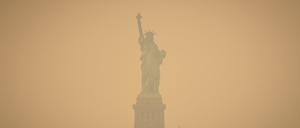 Die Freiheitsstatue war in den vergangenen Tagen wegen des Rauchs aus Kanada in New York nur schemenhaft zu erkennen.