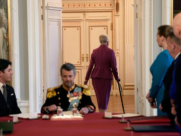 Königin Margrethe verlässt die Sitzung des Staatsrates nach der Unterzeichnung der Abdankungserklärung. 