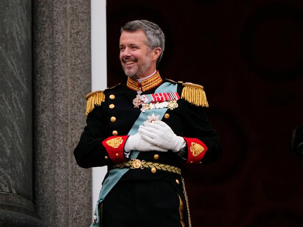 König Frederik X. lächelt nach der Proklamation auf dem Balkon des Schlosses Christiansborg. 