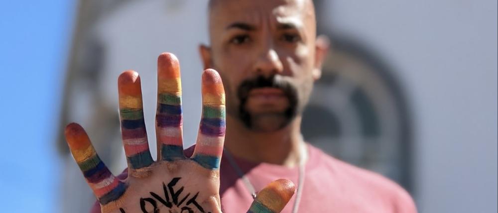 Nas Mohamed hat öffentlich gemacht, schwul zu sein, und will queere Menschen in seinem Heimatland unterstützen.