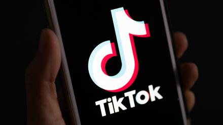 ARCHIV - 22.09.2023, Berlin: Auf einem Smartphone wird das Logo der Plattform TikTok angezeigt. Der weltgrößte Musik-Konzern Universal Music teilte mit, dass mit der Video-App Tiktok keine Verlängerung der am 31. Januar 2024 auslaufenden Lizenzvereinbarung vereinbart werden konnte. (zu dpa: «Universal Music will Musik von Tiktok abziehen») Foto: Monika Skolimowska/dpa +++ dpa-Bildfunk +++