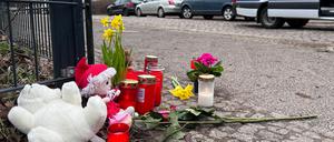 Neun Monate nach dem gewaltsamen Tod eines fünfjährigen Mädchens hat das Berliner Landgericht den Angeklagten wegen Totschlags zu einer Jugendstrafe von acht Jahren und neun Monaten verurteilt.