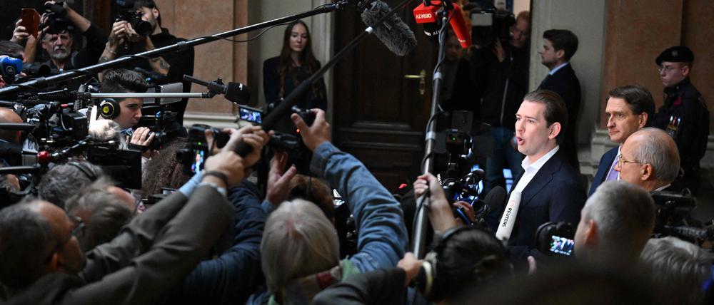 Sebastian Kurz spricht vor Prozessbeginn mit der Presse.