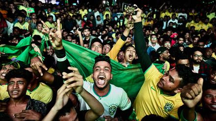Zu jeder Fußball-WM teilt sich Bangladesch in zwei Gruppen: Brasilien- oder Argentinien-Fans.