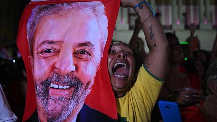 TOPSHOT - A supporter of Brazilian former President (2003-2010) and candidate for the leftist Workers Party (PT) Luiz Inacio Lula da Silva celebrates after her candidate won the presidential runoff election at the Cinelandia square in Rio de Janeiro, Brazil, on October 30, 2022. - Brazil's veteran leftist Luiz Inacio Lula da Silva was elected president Sunday by a hair's breadth, beating his far-right rival in a down-to-the-wire poll that split the country in two, election officials said. (Photo by Pablo PORCIUNCULA / AFP)