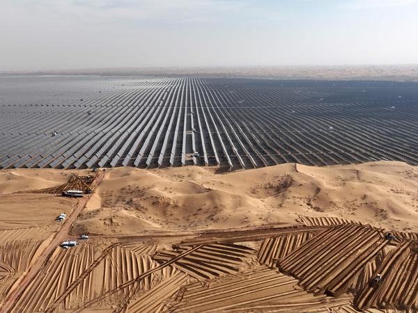 Solarfeld in China. Das Land installiert zwar Rekordmengen an erneuerbaren Energien – setzt aber auch noch auf den Ausbau von Kohlekraftwerken. 