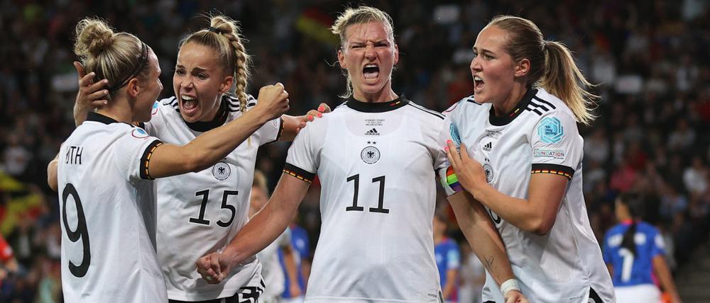 DFB-Stürmerin Alexandra Popp und bejubelt mit ihrem Team den Siegtreffer im EM-Halbfinale gegen Frankreich.
