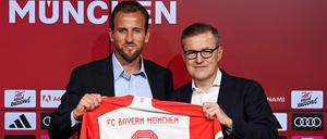 Teure Neuerwerbung. Bayern-Chef Jan-Christian Dreesen freut sich über die Verpflichtung von Harry Kane.