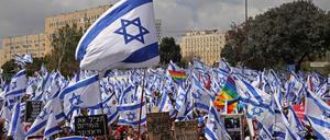 Tausende Demonstranten versammelten sich am Montag vor Israels Parlament.