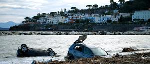 Wenn bei Ischia ein graues Auto im Meer versinkt, könnte das auch etwas mit der illegalen, aber von den Behörden geduldeten Bebauung der Berghänge zu tun haben.