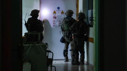 Ein am 15. November 2023 veröffentlichtes Bild zeigt israelische Soldaten bei der Durchführung von Operationen im Al-Shifa-Krankenhaus in Gaza-Stadt. 