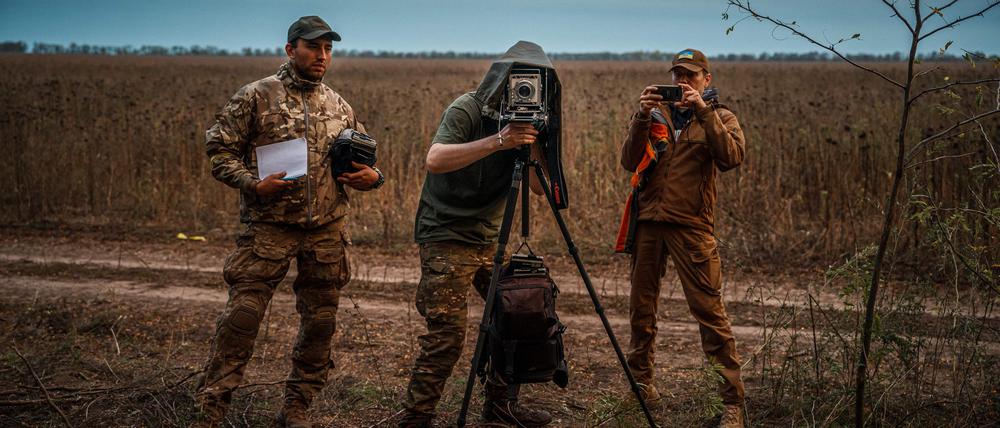 Ein ukrainischer Fotograf macht Aufnahmen von Soldaten in der südlichen Region Cherson.