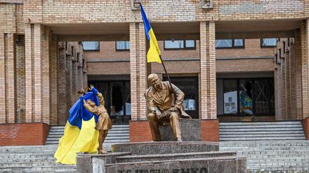 Ukrainische Flaggen wehen wieder im Ort Balakliya in Charkiw.