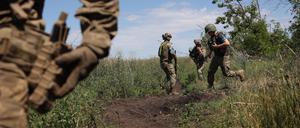 Ukrainische Soldaten wagen sich seit Wochen vermehrt nur noch zu Fuß voran.