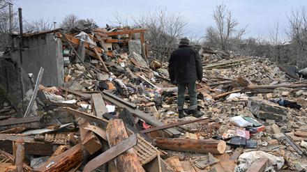 Ein Mann durchsucht am 9. März 2023 die Trümmer eines Hauses nach einem russischen Angriff in dem Dorf Velyka Vilshanytsia, etwa 50 km von Lwiw entfernt. 