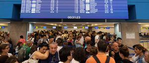 Chaos am Flughafen in Rhodos: Viele Urlauber wollen weg. 