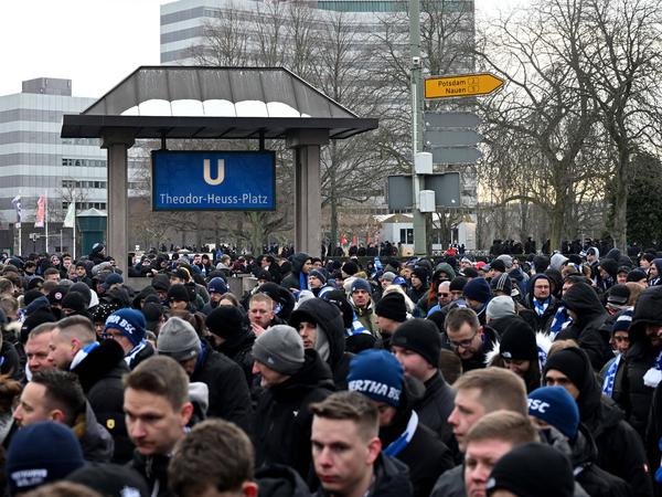 Zunächst hatten sich die Fans am Theodor-Heuss-Platz gesammelt, um von dort in Richtung Olympiastadion zu laufen.