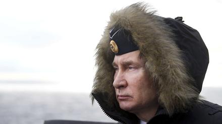 Wladimir Putin beobachtet eine Militärübung am Schwarzen Meer. Gern vertieft er sich in die Geschichte seines Landes – wie er sie sieht.
