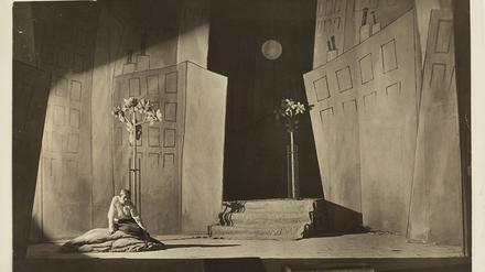 Fahler Mond. Das Bühnenbild der ersten Inszenierung von Bertolt Brechts „Trommeln in der Nacht“ an den Münchner Kammerspielen (1922). Im Dezember wurde das Stück dann auch am Deutschen Theater Berlin aufgeführt – und nach wenigen Wochen abgesetzt.  