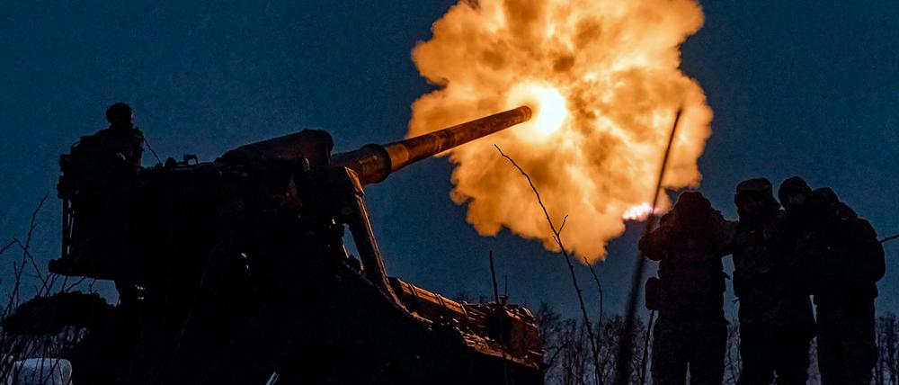 Ukrainische Soldaten feuern eine Pion (M-1975) Kanonenhaubitze auf russische Stellungen in der Nähe von Bachmut. 