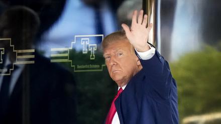 Donald Trump, ehemaliger Präsident der USA, winkt seinen Unterstützern zu, als er den Trump Tower in New York betritt,