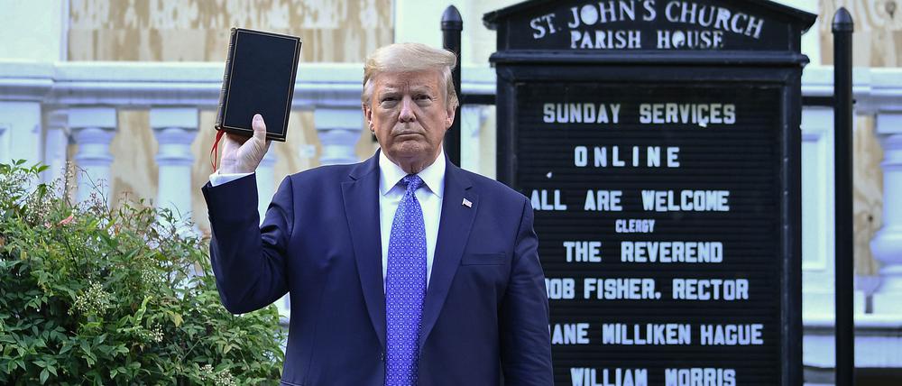 Eines der wenigen Bücher, mit denen Donald Trump sich in der Öffentlichkeit zeigt: die Bibel. 