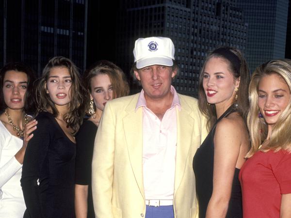 Über Frauen spricht Donald Trump oft verächtlich, da er berühmt sei, könne er alles mit ihnen machen, sagte er in einem heimlichen Gesprächsmitschnitt. Das Foto zeigt ihn mit Models in New York von 1991.