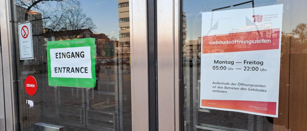 Hinweise auf die eingeschränkten Öffnungszeiten am  Hauptgebäude der TU Berlin.