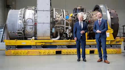 Bundeskanzler Olaf Scholz (SPD) steht mit Christian Bruch (r), Vorstandsvorsitzender von Siemens Energy, an der in Kanada für die Erdgas-Pipeline Nordstream 1 gewarteten Turbine. 