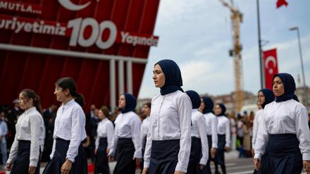 Türkische Jugendliche während einer Geburtstagsparade am 29. Oktober 2023.