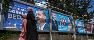 Die Türkei wählt: Plakate von Recep Tayyip Erdogan und Herausforderer Kemal Kilicdaroglu